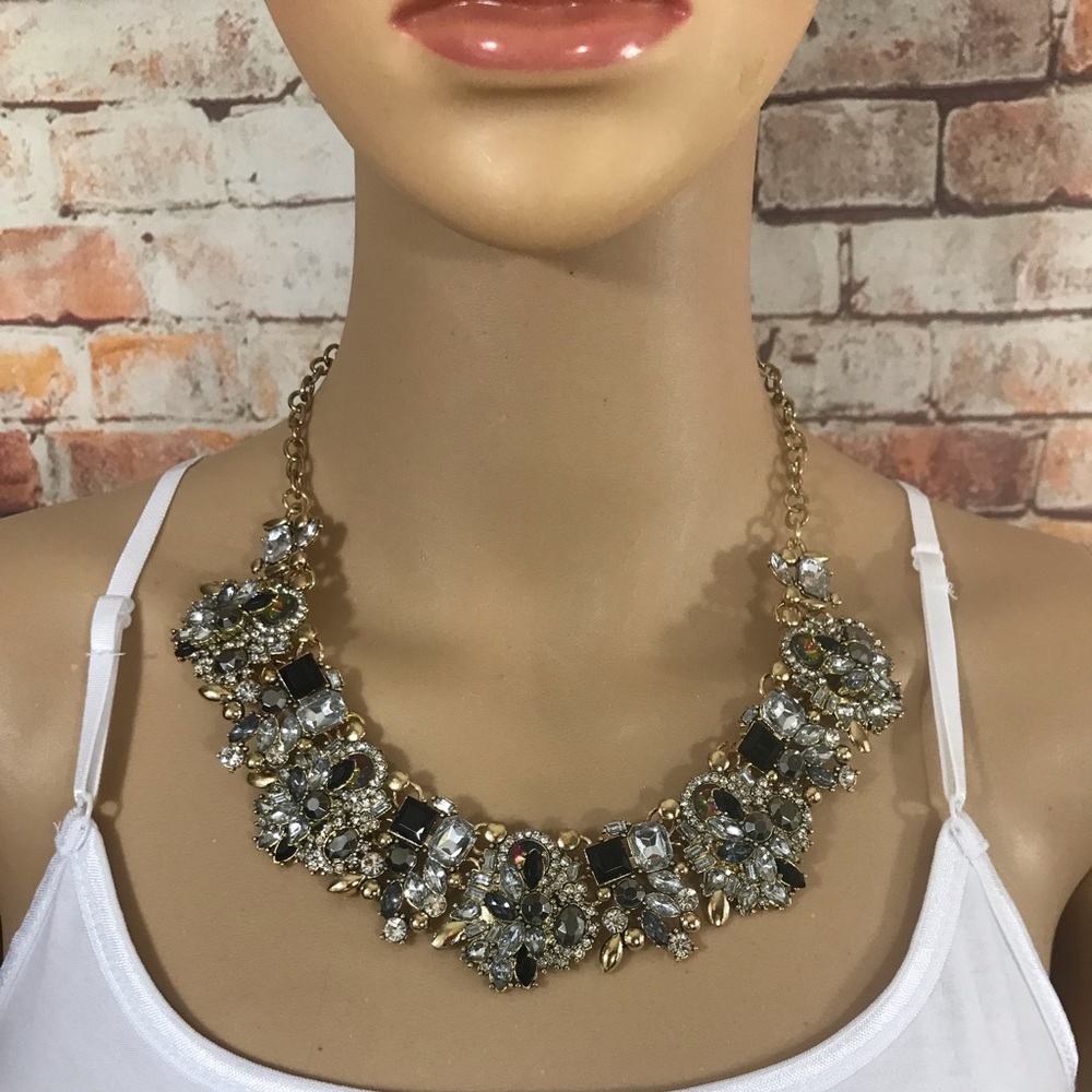New Jeweled Statement Bib Necklace - Picture 5 of 5